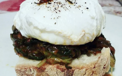 Agretti con uovo in camicia