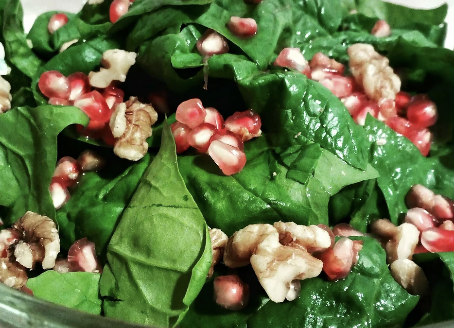 Insalata spinaci, noci e melagrana